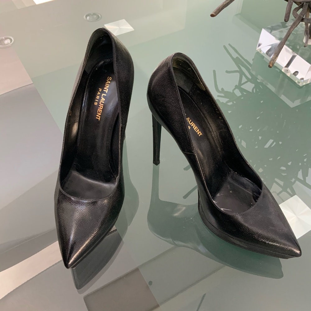 St Laurent black killer amazing classic pumps!